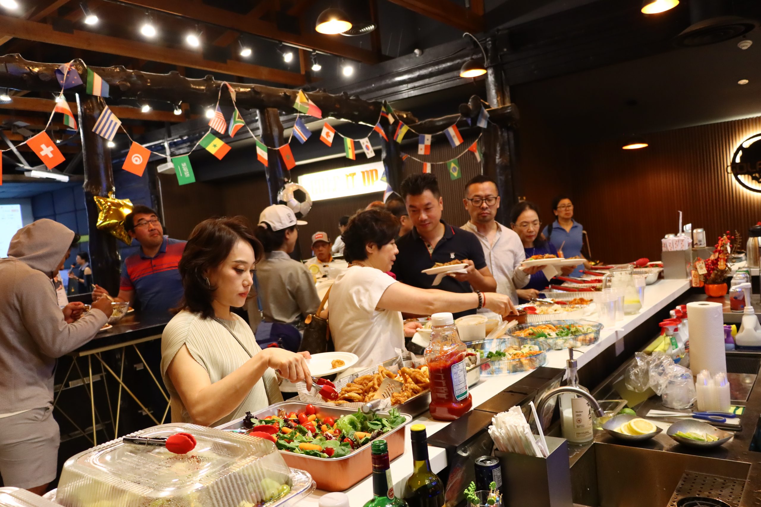 活动晚宴与 Bar 交流 / Dinner and bar networking at the event