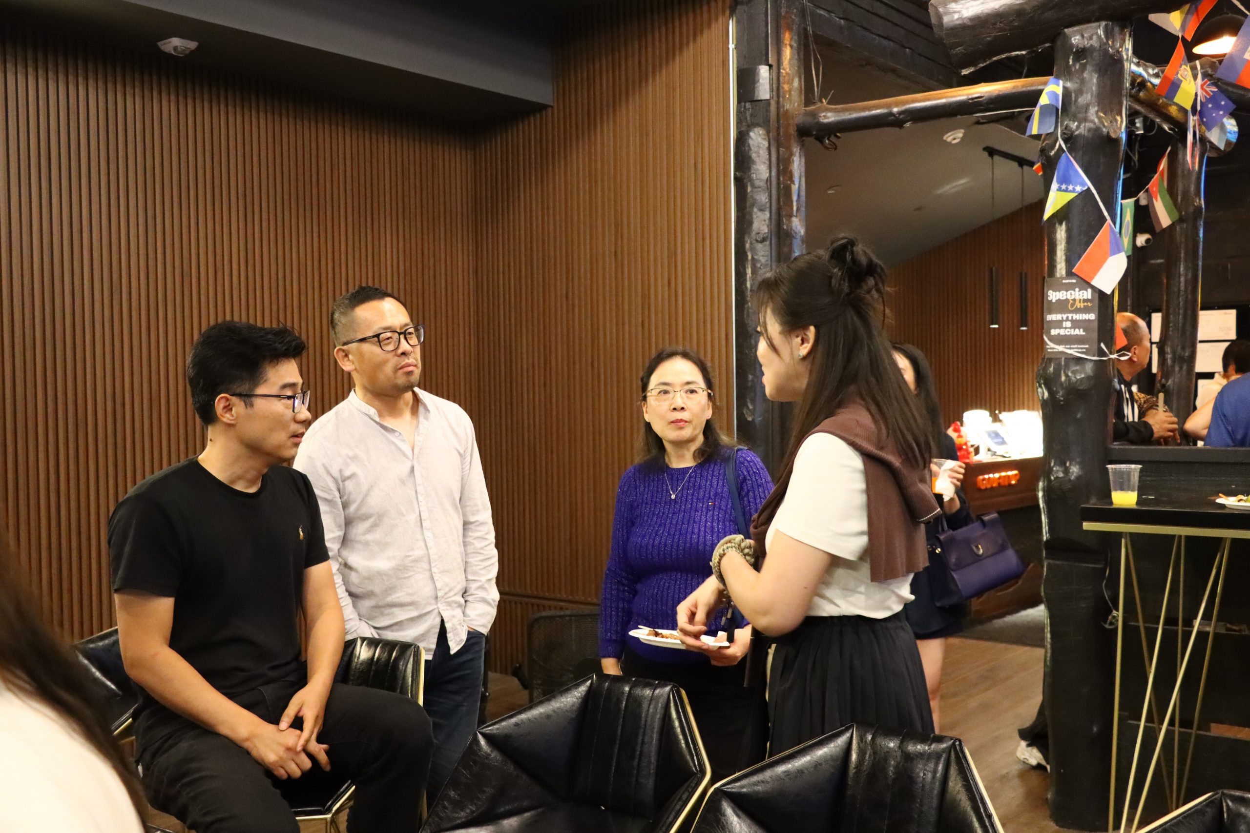 活动现场热烈交流场面 / Lively exchange at the event