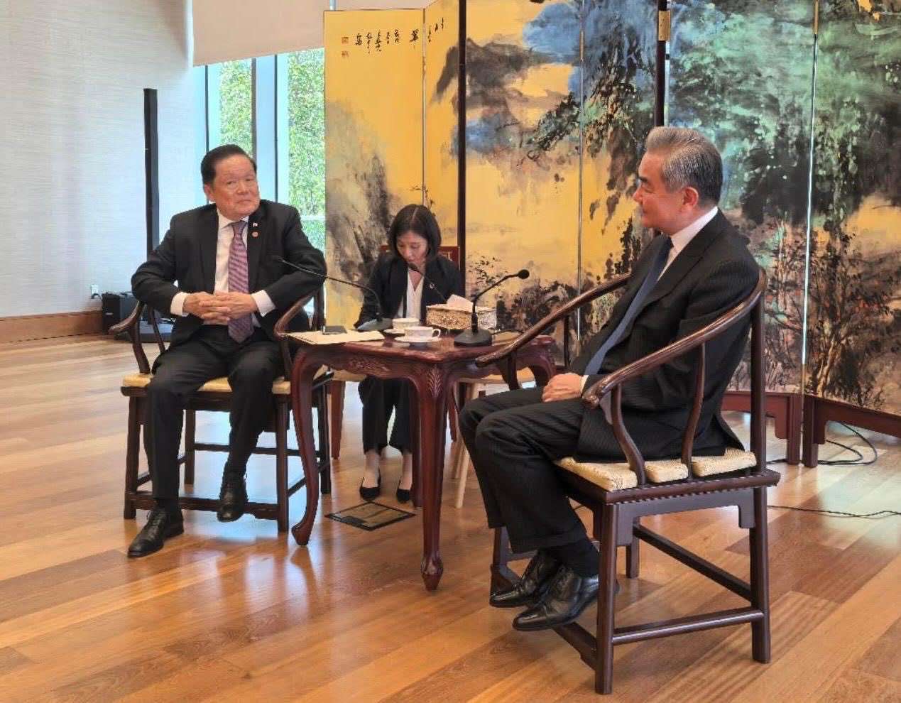 加中建筑协会荣誉主席胡子修与王毅外长重逢