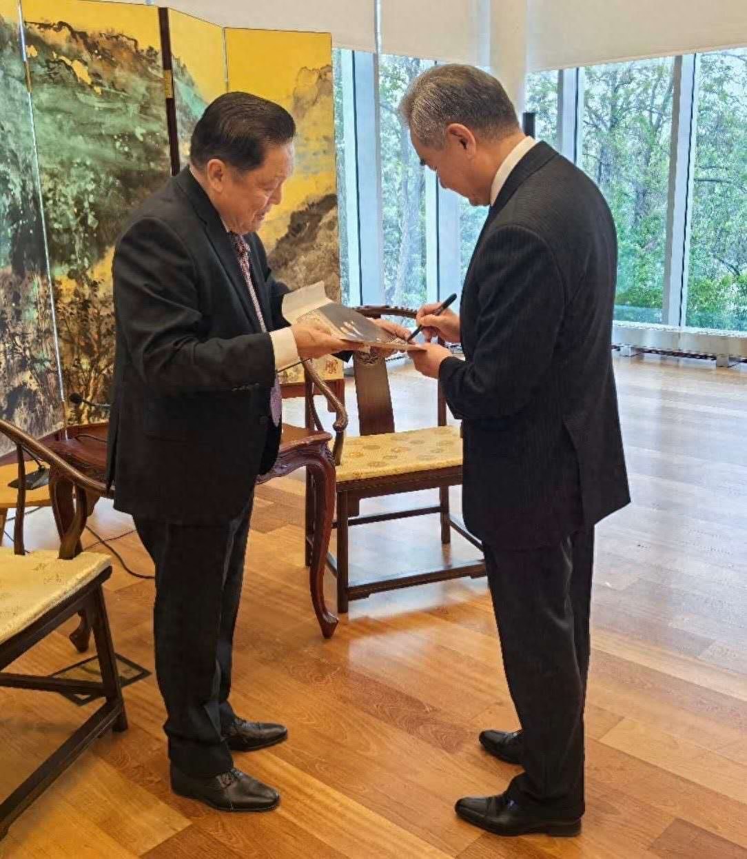 王毅外长在胡子修珍藏的旧照上签名