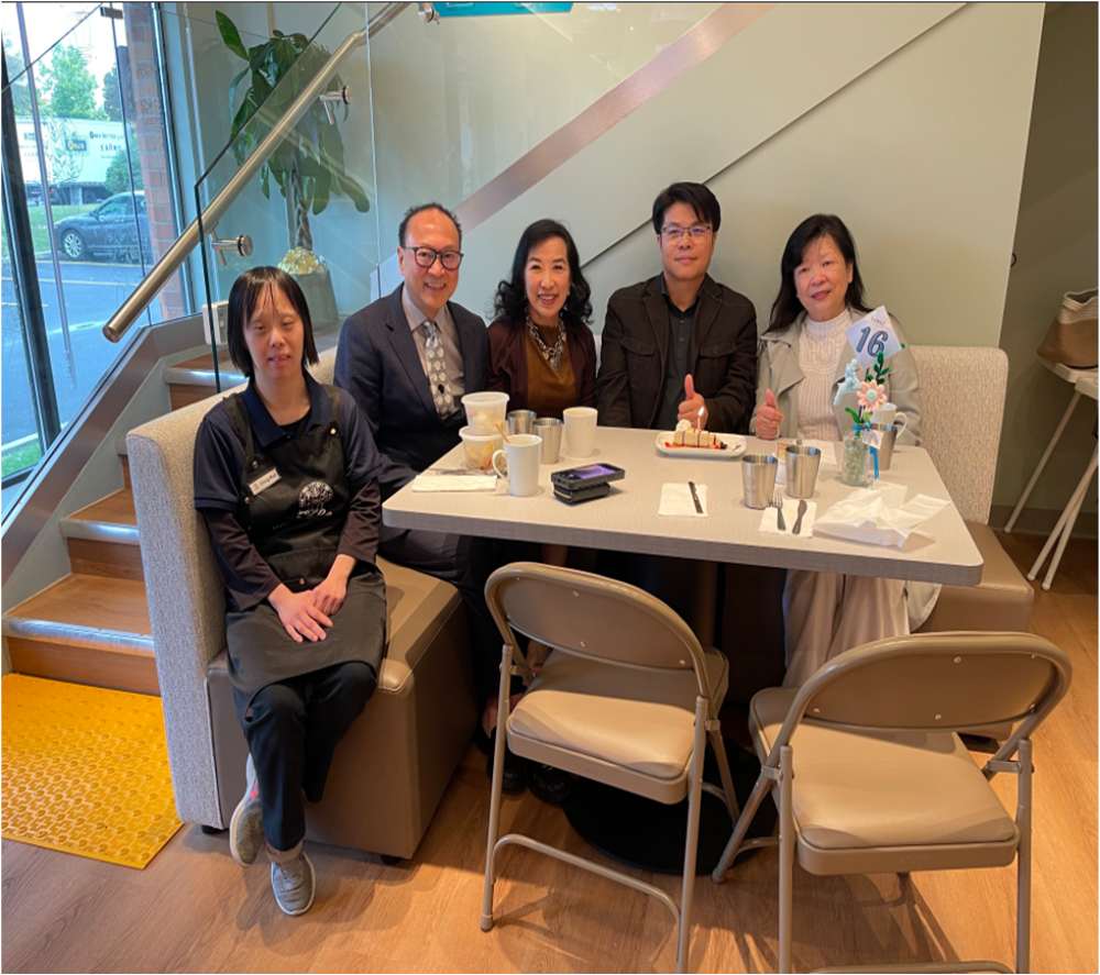 协会代表与智爱中心创办人在 Possible Café 合影
